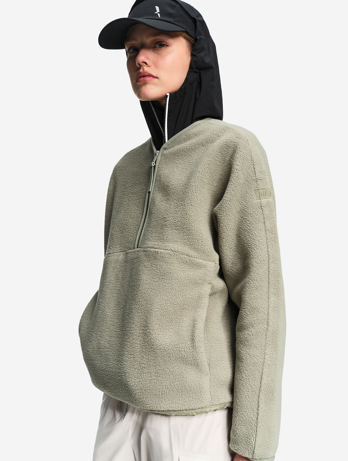 Half -zipped light sherpa jacket