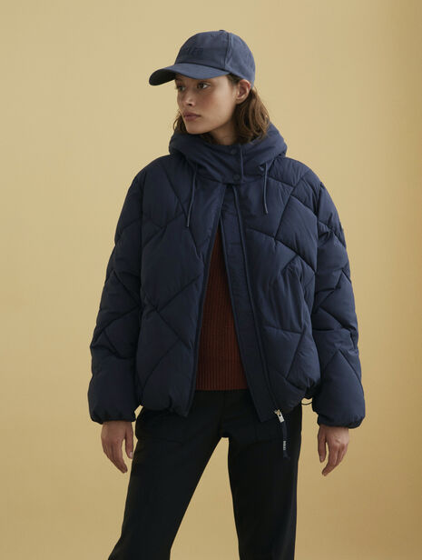 Short hooded water-repellent quilted jacket