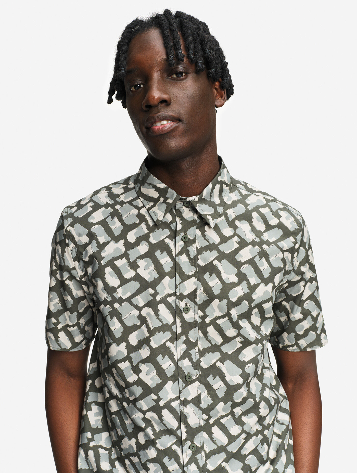 Chemise d&eacute;contract&eacute;e &agrave; manches courtes imprim&eacute; camouflage