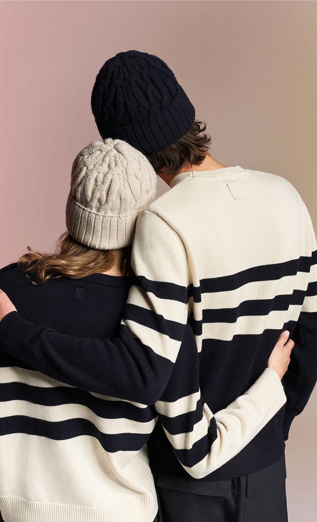 Valentine&rsquo;s Day outdoors, hand in hand